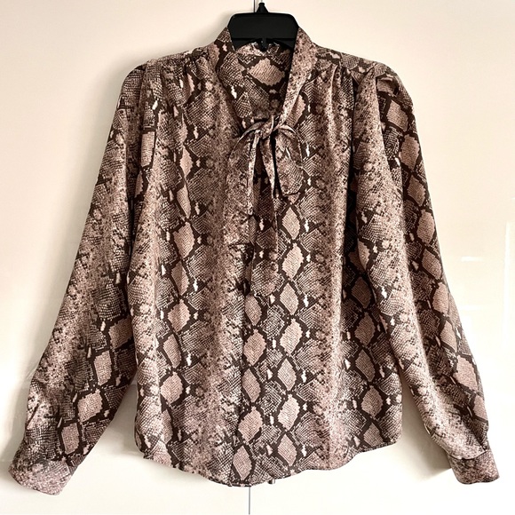 Stella & Dot Lady Boss Snakeskin Button Front Tie Neck Blouse Size L EUC - Picture 4 of 13